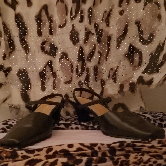 Two Liz Claiborne heels - Picture 15 of 16